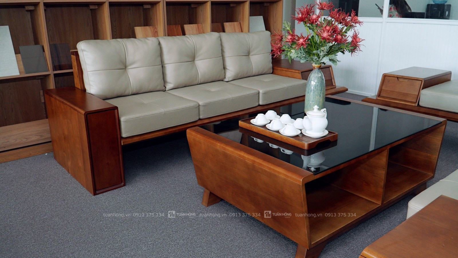 Sofa gỗ tự nhiên VB 04 – thiết kế góc L nhỏ gọn, nệm da Cleo cao cấp, đi kèm bàn trà đồng bộ, phù hợp không gian phòng khách nhỏ