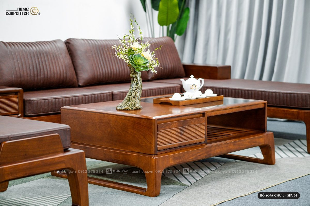 Sofa gỗ tự nhiên chữ L Home Carpenter New 01 – thiết kế nhỏ gọn, nệm da Cleo, đi kèm bàn trà đồng bộ, phù hợp phòng khách hiện đại