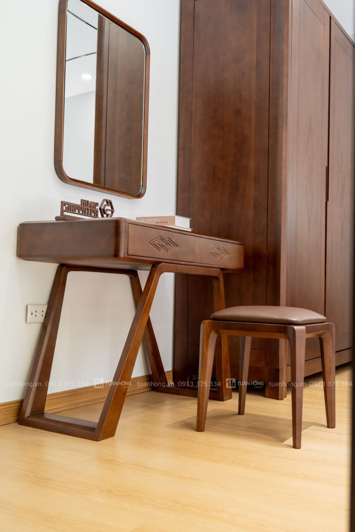 Bàn trang điểm gỗ tự nhiên Home Carpenter 02 – thiết kế hiện đại, gương lớn, ngăn kéo tiện dụng