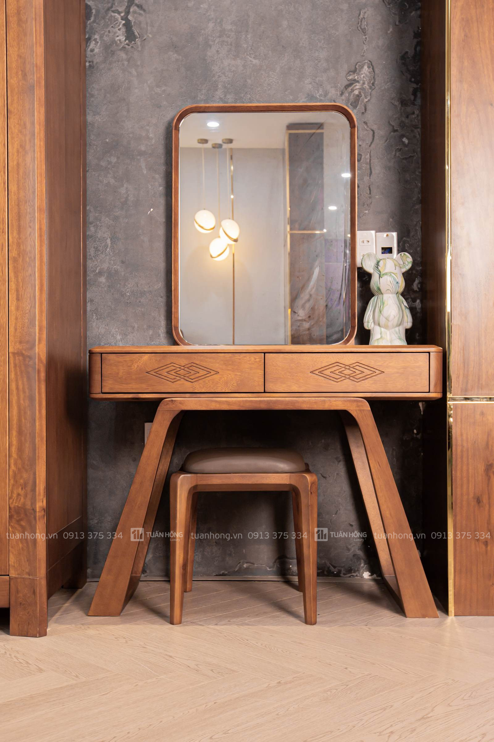 Bàn trang điểm gỗ tự nhiên Home Carpenter 02 – thiết kế hiện đại, gương lớn, ngăn kéo tiện dụng
