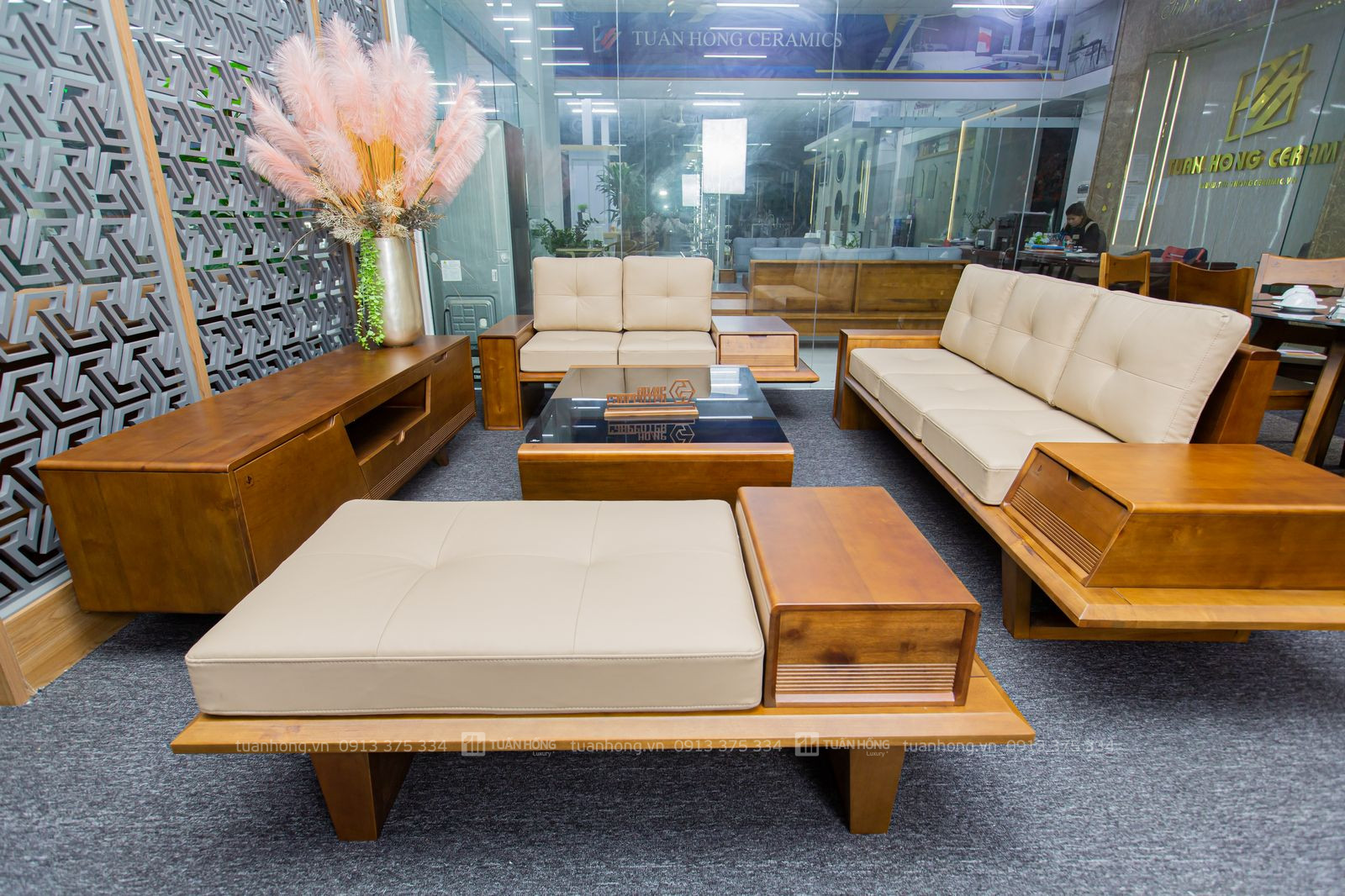 Sofa gỗ tự nhiên VB 04 – thiết kế góc L nhỏ gọn, nệm da Cleo cao cấp, đi kèm bàn trà đồng bộ, phù hợp không gian phòng khách nhỏ
