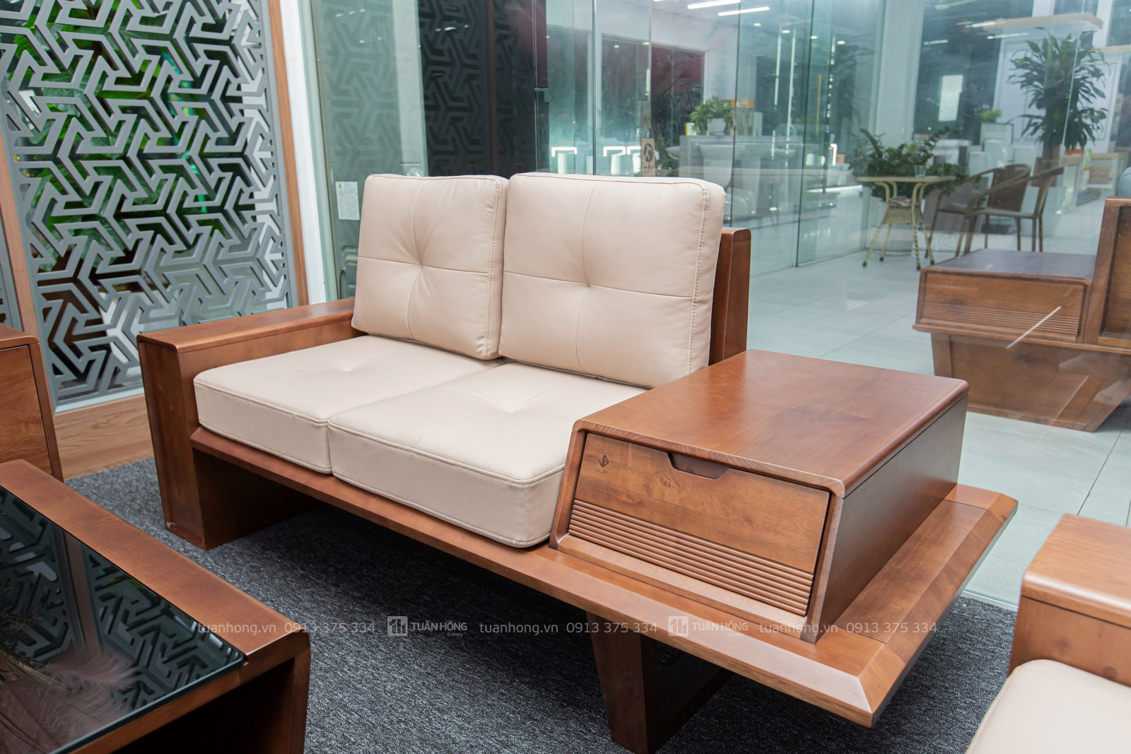 Sofa gỗ tự nhiên VB 04 – thiết kế góc L nhỏ gọn, nệm da Cleo cao cấp, đi kèm bàn trà đồng bộ, phù hợp không gian phòng khách nhỏ
