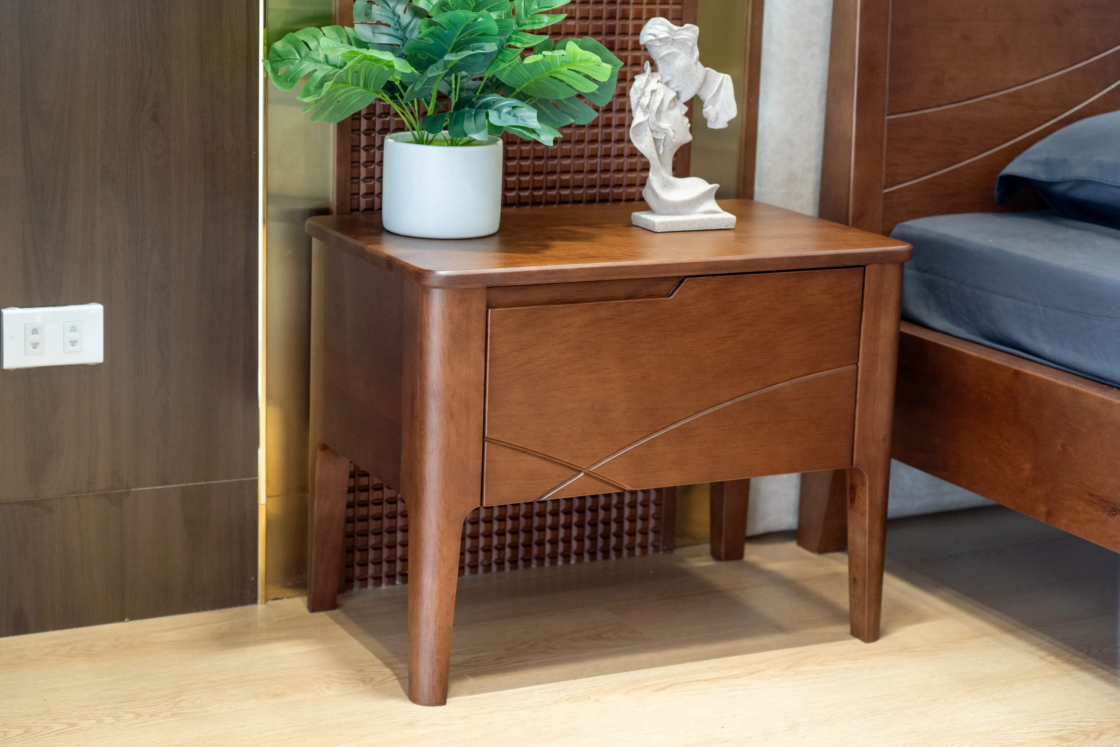 Tab đầu giường gỗ tự nhiên Home Carpenter 01